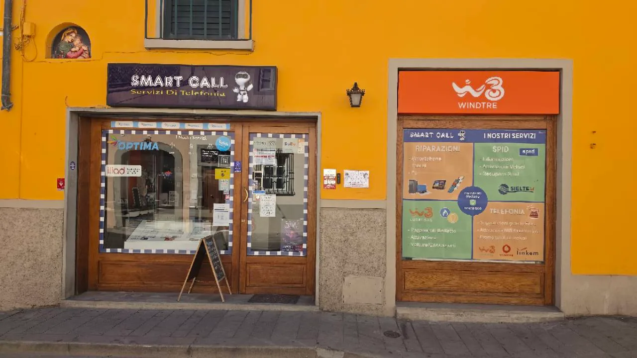 Esterno e ingresso del negozio SMARTCALL a Campi Bisenzio